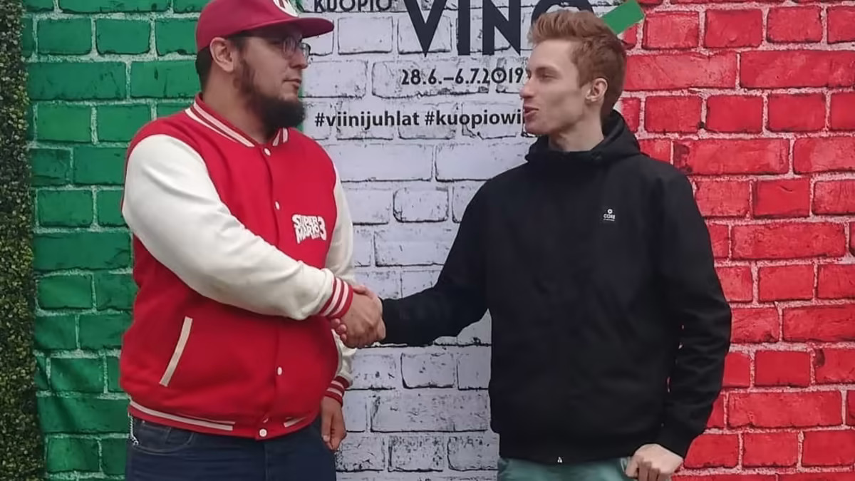 ZoneVD ja TrueHyperMario kättelevät sopimuksen merkiksi.